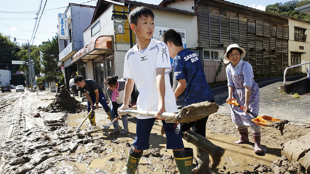 Dân Nhật hối hả dọn dẹp, binh sĩ đẩy mạnh tìm người sống sót hậu bão Hagibis ảnh 8