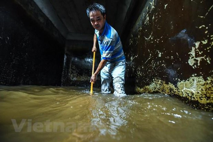 Viwaco thau rửa bể chung cư phát hiện nước đen kịt nồng nặc mùi ảnh 12