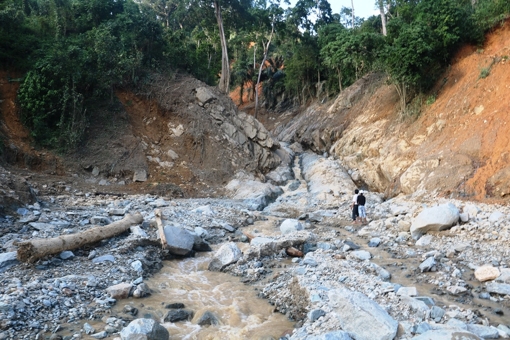 Kinh hoàng chứng kiến hiện trường núi lở vùi lấp cả ngôi làng ở Trà Leng ảnh 4