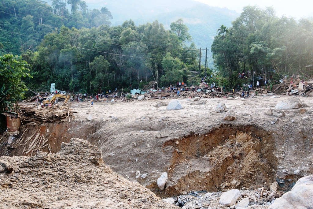 Kinh hoàng chứng kiến hiện trường núi lở vùi lấp cả ngôi làng ở Trà Leng ảnh 2 Kinh hoàng chứng kiến hiện trường núi lở vùi lấp cả ngôi làng ở Trà Leng ảnh 2