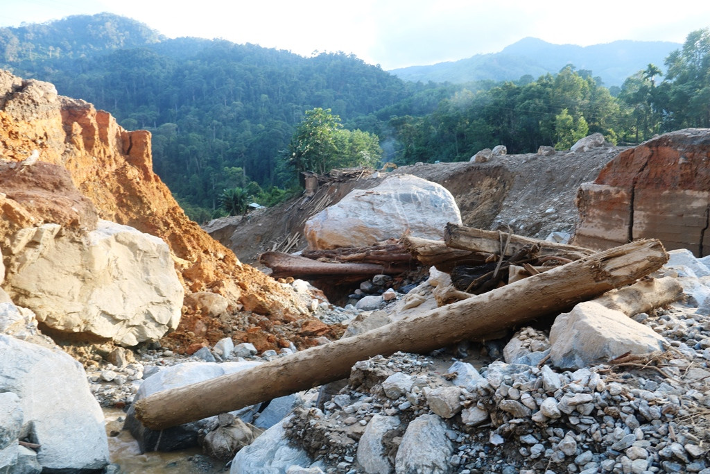 Kinh hoàng chứng kiến hiện trường núi lở vùi lấp cả ngôi làng ở Trà Leng ảnh 5