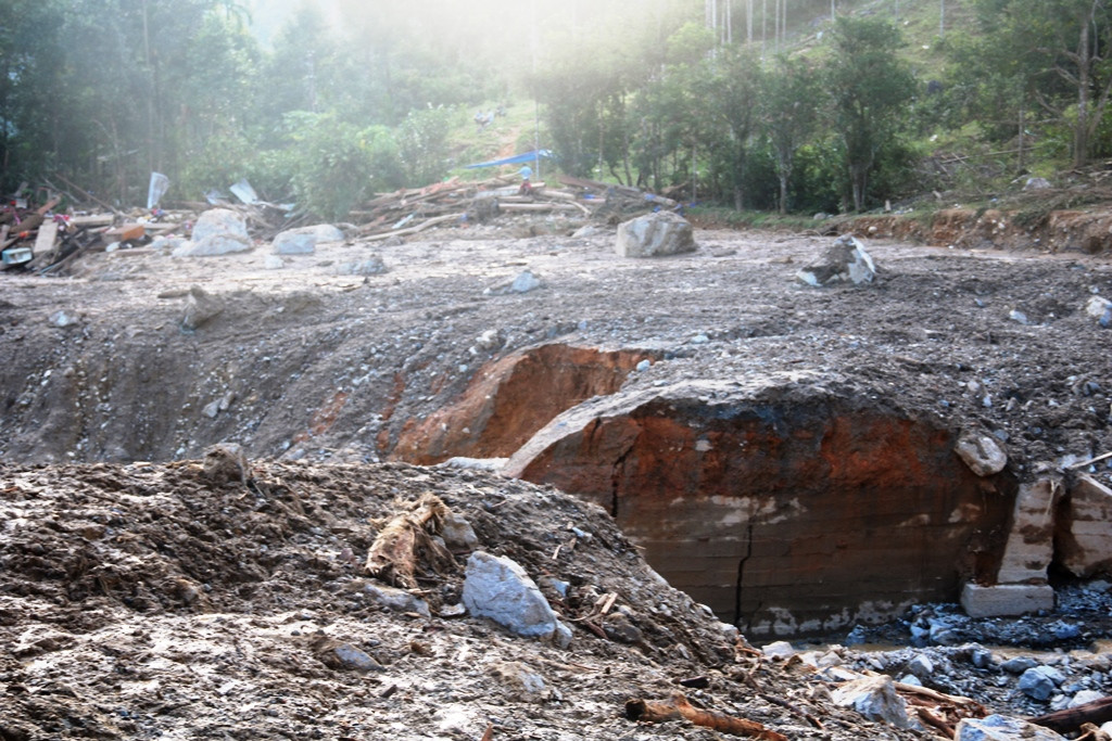 Kinh hoàng chứng kiến hiện trường núi lở vùi lấp cả ngôi làng ở Trà Leng ảnh 3 Kinh hoàng chứng kiến hiện trường núi lở vùi lấp cả ngôi làng ở Trà Leng ảnh 3