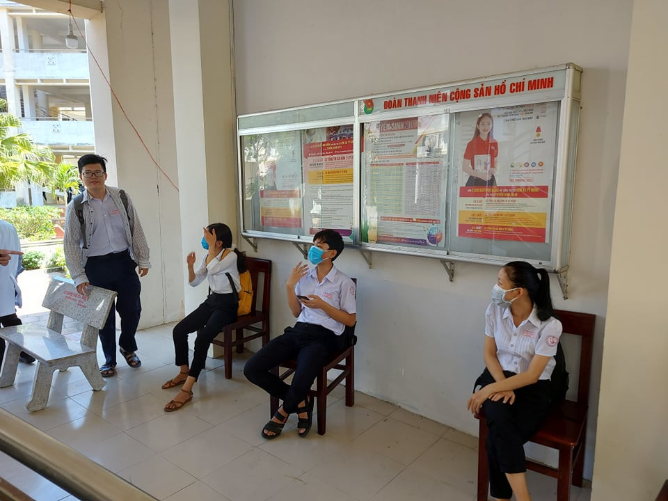 Thí sinh Quảng Nam xếp hàng đo thân nhiệt, rửa tay sát khuẩn làm thủ tục dự thi ảnh 4