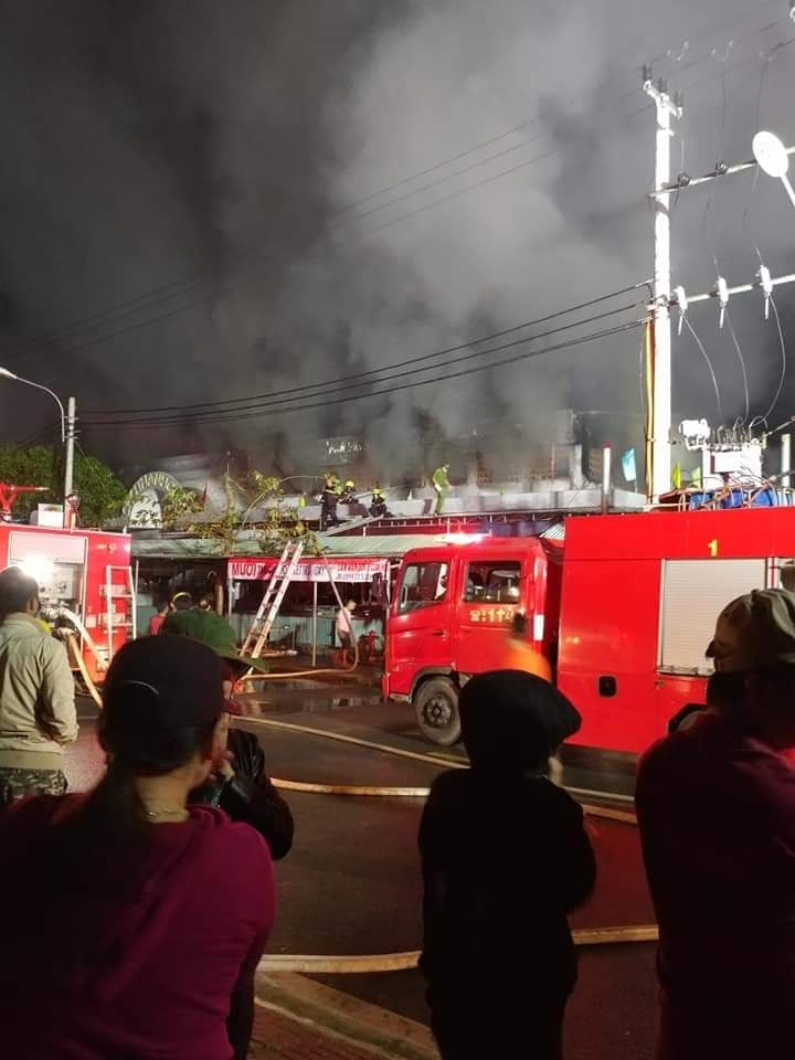 Hỏa hoạn thiêu rụi gần 100 ki ốt lúc nửa đêm ảnh 1