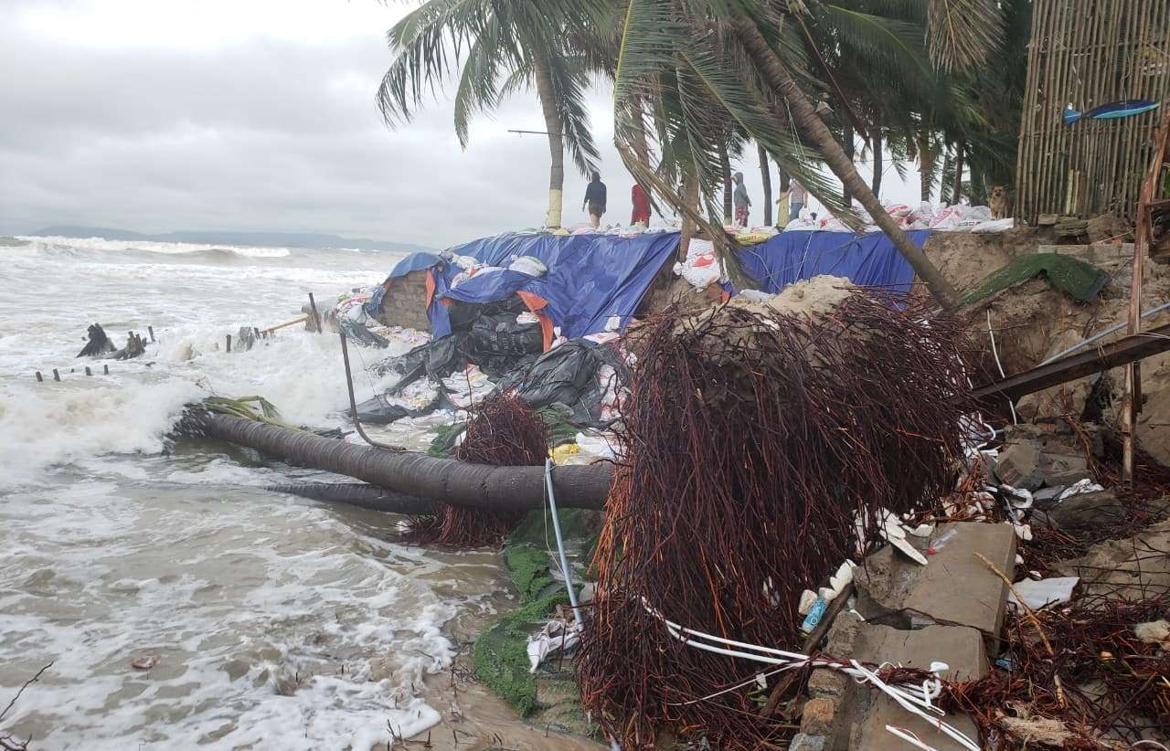Bờ biển Cửa Đại sạt lở nghiêm trọng, kè biển chỉ cầm cự từng đợt ảnh 1