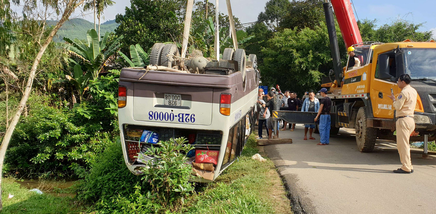 Kinh hoàng xe chở 7 người lao xuống suối, lật ngửa ảnh 2