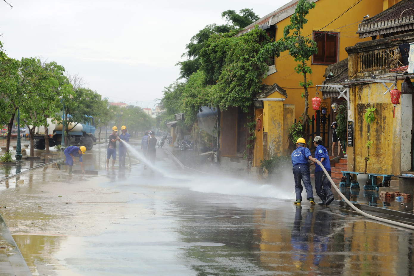Trăm người căng sức dọn bùn ở phố cổ Hội An sau mưa lũ ảnh 2