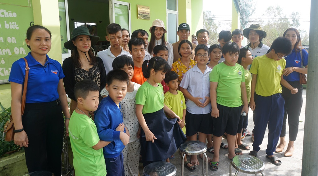 Ban tổ chức cuộc thi Hoa hậu Việt Nam trao quà cho người dân thiệt hại do bão số 9 ảnh 10