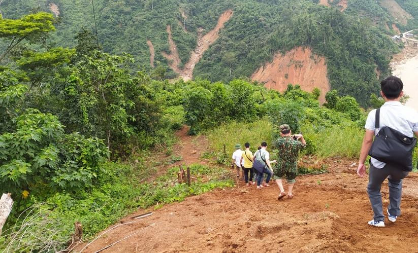 Gùi lương thực, vượt rừng khẩn cấp tiếp tế 3.000 hộ dân bị cô lập ở Quảng Nam ảnh 1