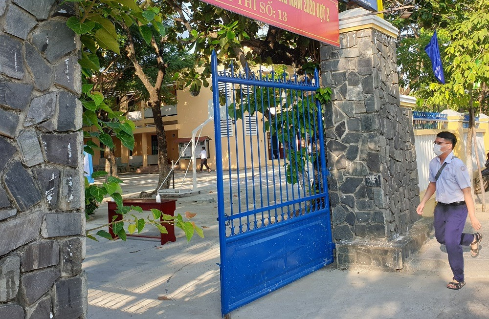 Hơn 9.200 thí sinh Quảng Nam đeo khẩu trang, đo thân nhiệt trong ngày thi đầu ảnh 2