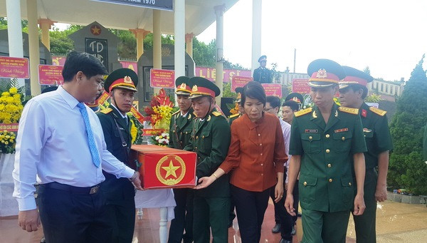 Trang nghiêm, xúc động lễ truy điệu và an táng 17 hài cốt liệt sĩ tại Quảng Nam ảnh 1