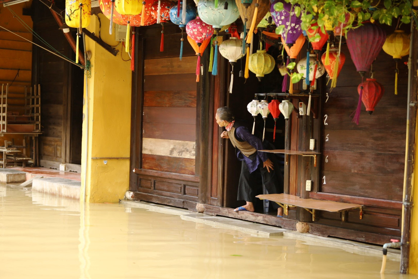 Nước lũ dâng cao, người dân Hội An chèo thuyền trong phố cổ ảnh 4