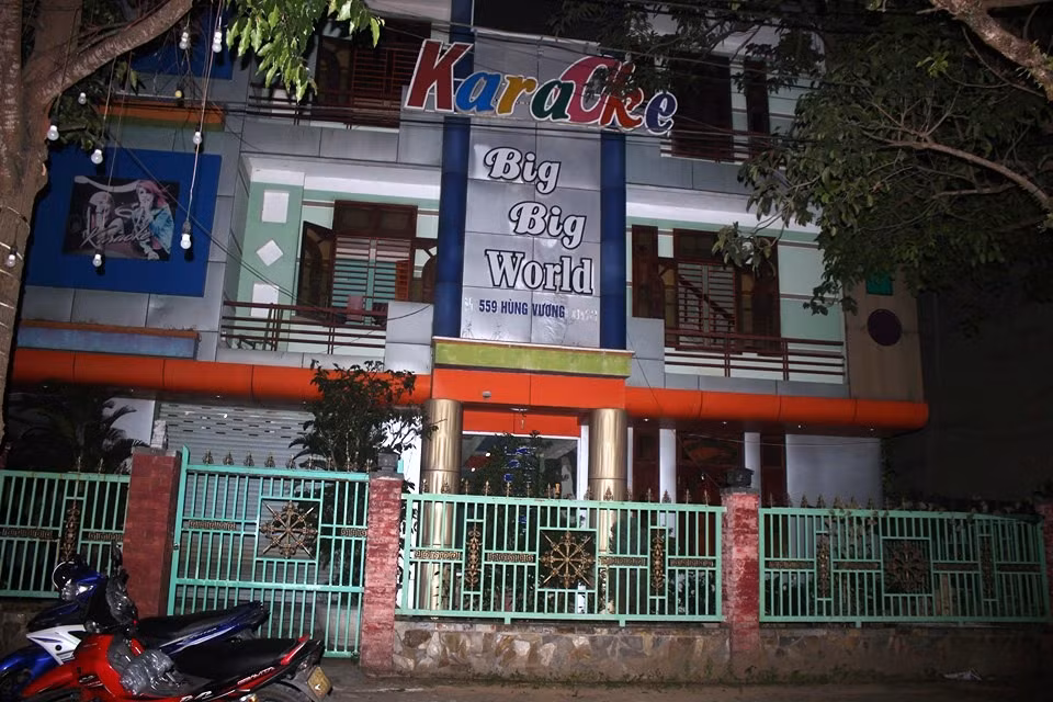 Bắt quả tang 11 nam nữ tổ chức tiệc 'ma túy' trong quán karaoke ảnh 1