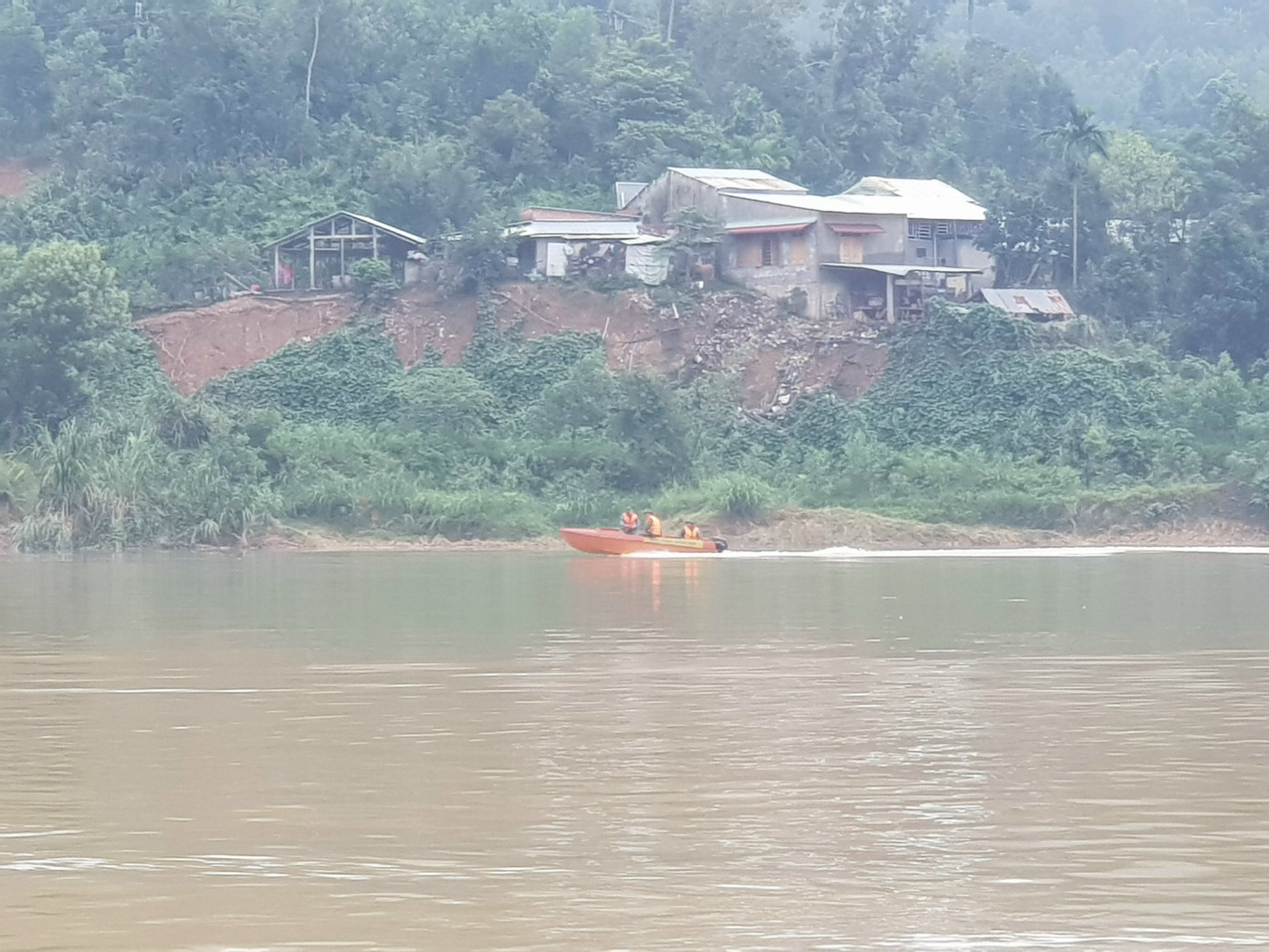 Quảng Nam khẩn cấp sơ tán 10 nghìn hộ dân ở vùng nguy cơ sạt lở ảnh 2