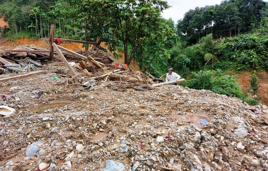 Huyện miền núi Nam Trà My lại bị chia cắt do sạt lở, dừng tìm kiếm nạn nhân ở Trà Leng ảnh 2