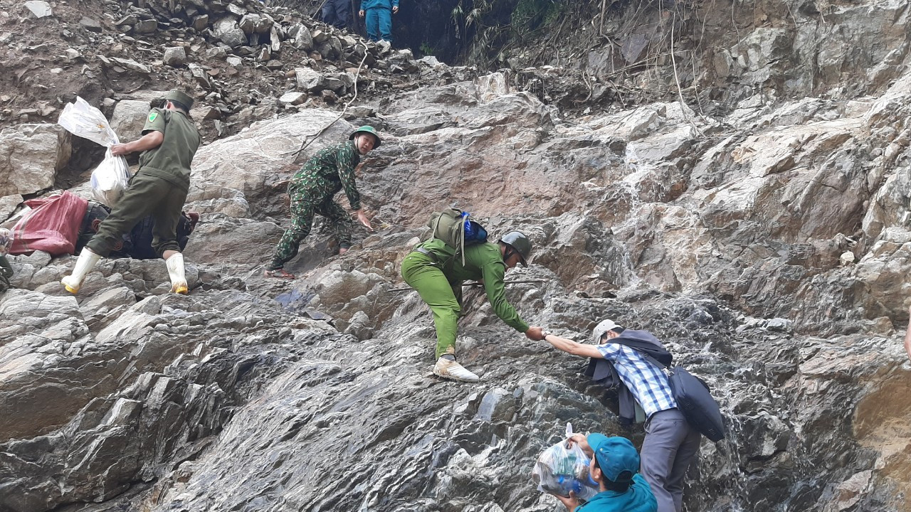 Khám bệnh, phát thuốc cho bà con vùng cô lập ảnh 1