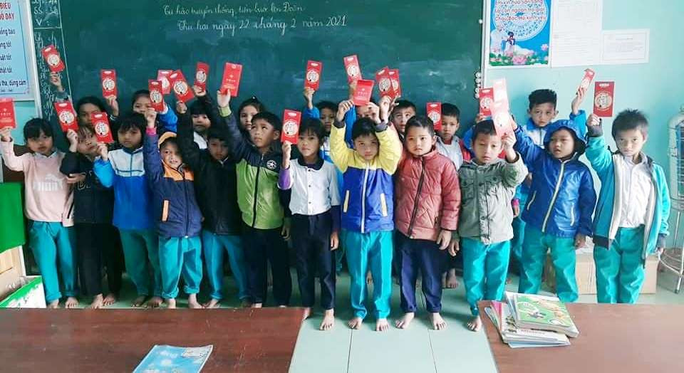 Học trò vùng cao Quảng Nam hân hoan nhận lì xì trong ngày đầu đến lớp ảnh 7