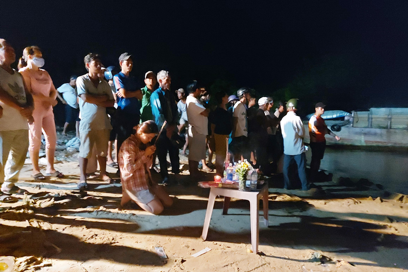 Vụ lật ghe trên sông Thu Bồn: Đưa thi thể 2 nạn nhân lên bờ ảnh 1