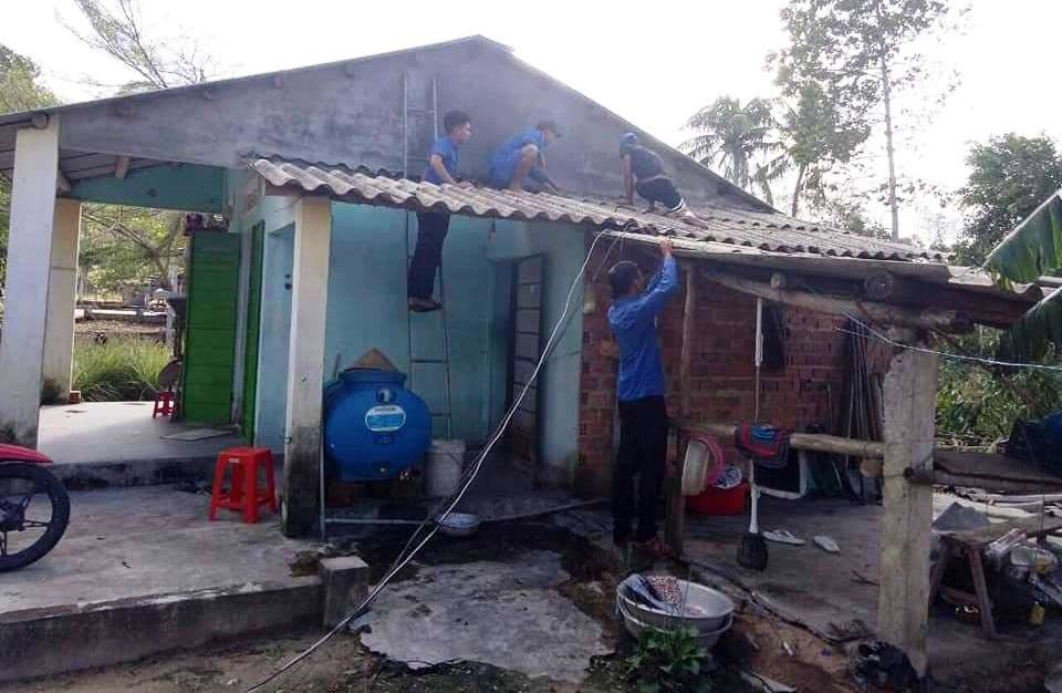 'Áo xanh' thông đường, giúp dân dựng lại nhà sau bão ảnh 1