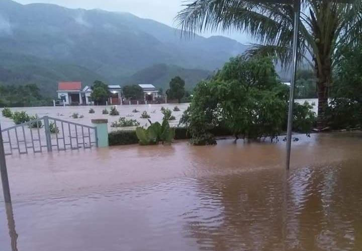 Quảng Nam: Mưa lũ chia cắt nhiều nơi, miền núi sạt lở nghiêm trọng ảnh 1