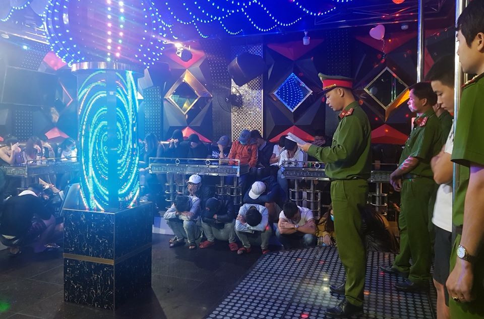 15 'chân dài' thác loạn ma túy cùng hàng chục thanh niên trong quán karaoke ảnh 1