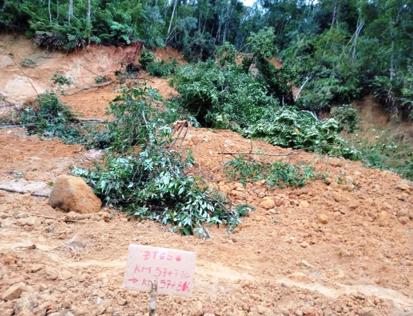 Quảng Nam: Sạt lở 2.500m3 đường khu vực biên giới ảnh 1
