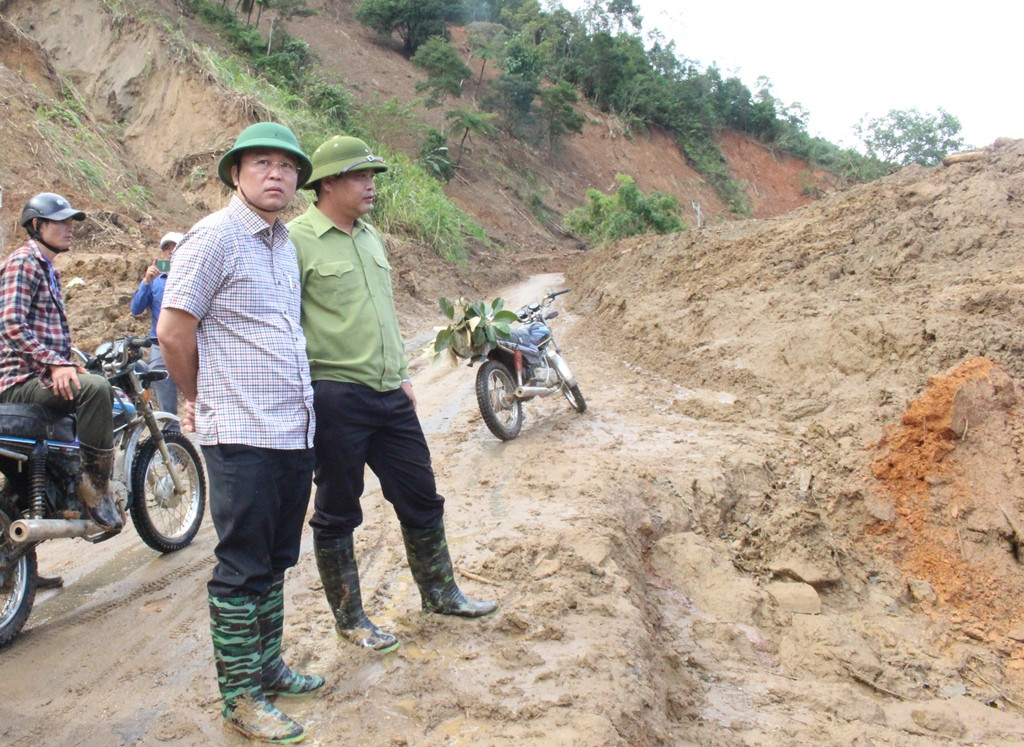 Quảng Nam ban hành tình huống khẩn cấp do sạt lở đường ở 2 xã cô lập ảnh 1
