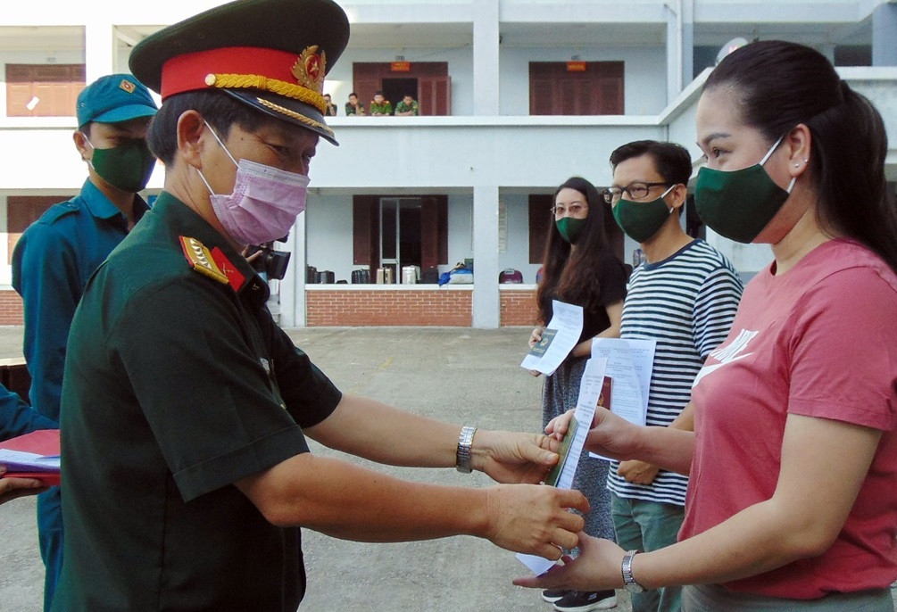 Hơn 200 bà bầu hoàn thành cách ly COVID-19, hớn hở về nhà ảnh 1