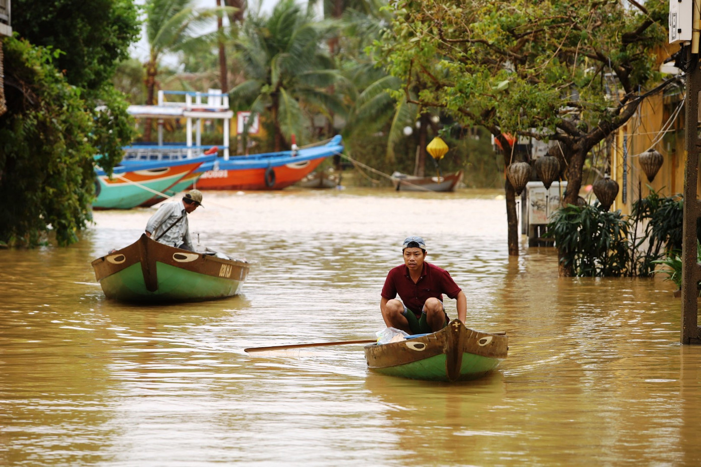 Nước lũ dâng cao, người dân Hội An chèo thuyền trong phố cổ ảnh 8