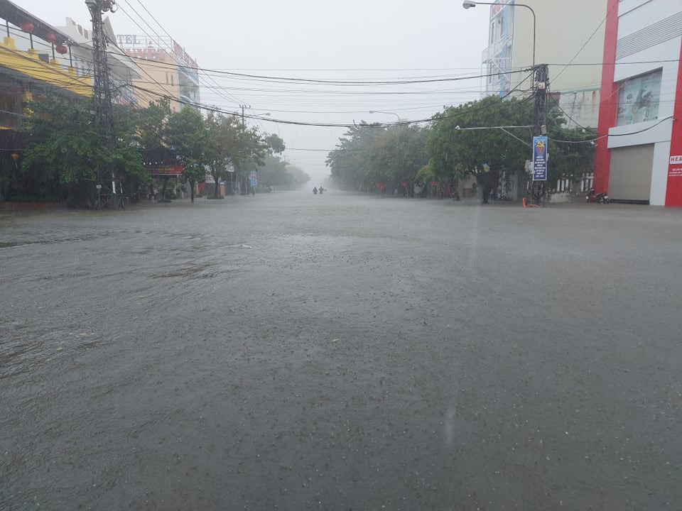 Người dân Quảng Ngãi, Quảng Nam hối hả chạy lũ ảnh 14