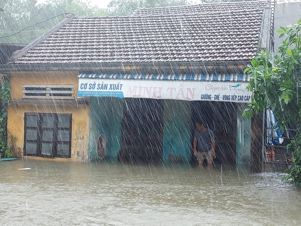 Người dân Quảng Ngãi, Quảng Nam hối hả chạy lũ ảnh 15