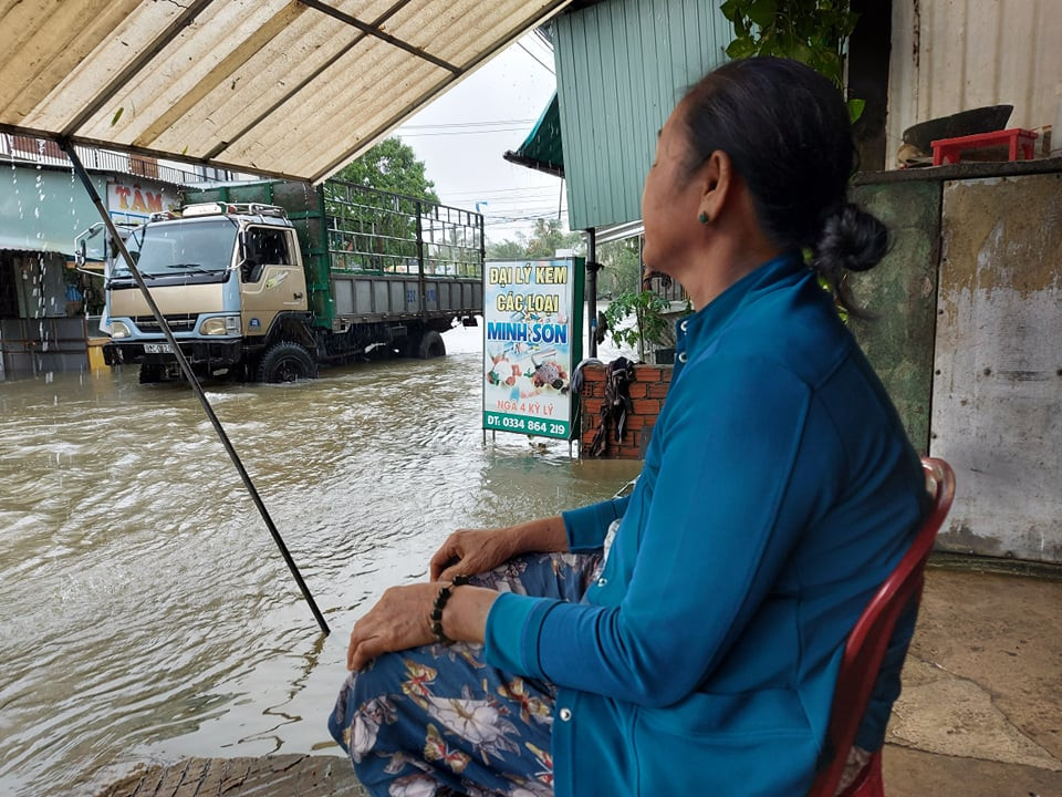 Người dân Quảng Ngãi, Quảng Nam hối hả chạy lũ ảnh 13