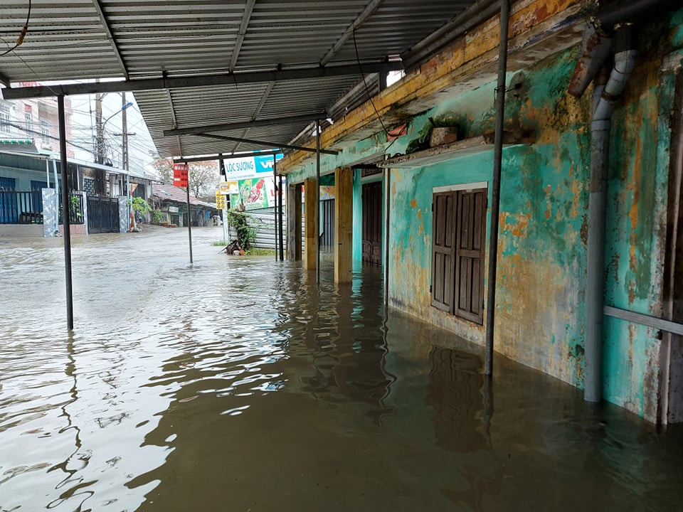 Người dân Quảng Ngãi, Quảng Nam hối hả chạy lũ ảnh 16