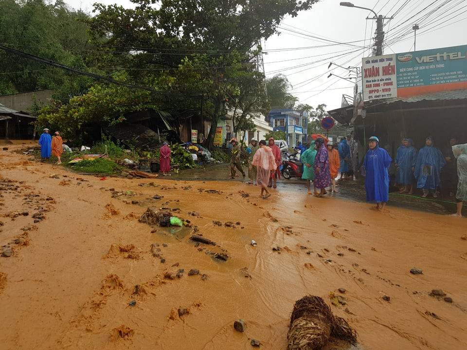Vùng núi Quảng Nam sạt lở kinh hoàng, vùi lấp nhiều nhà dân ảnh 1
