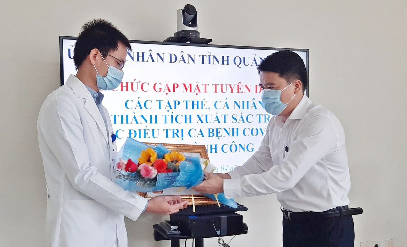 Hai thanh niên kẹp cổ, hành hung cán bộ tại chốt kiểm dịch ảnh 1