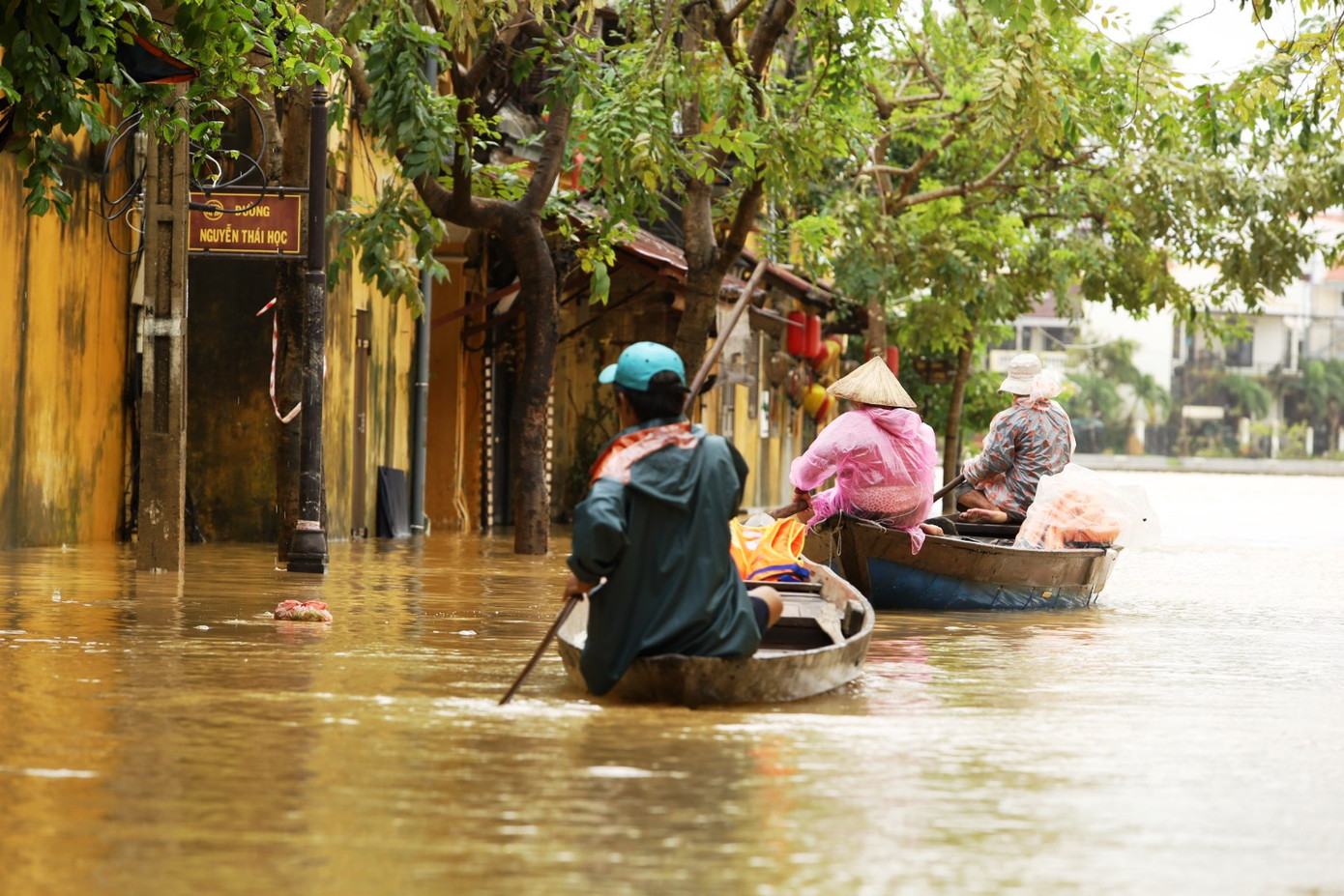 Nước lũ dâng cao, người dân Hội An chèo thuyền trong phố cổ ảnh 2
