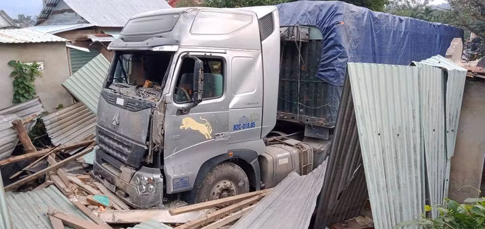 Xe đầu kéo tông sập nhà dân lúc nửa đêm ảnh 2