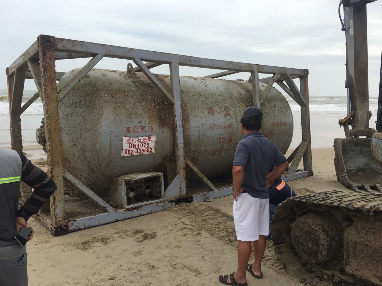 Bồn chứa hóa chất ghi chữ Trung Quốc dạt vào bờ biển Quảng Nam ảnh 2