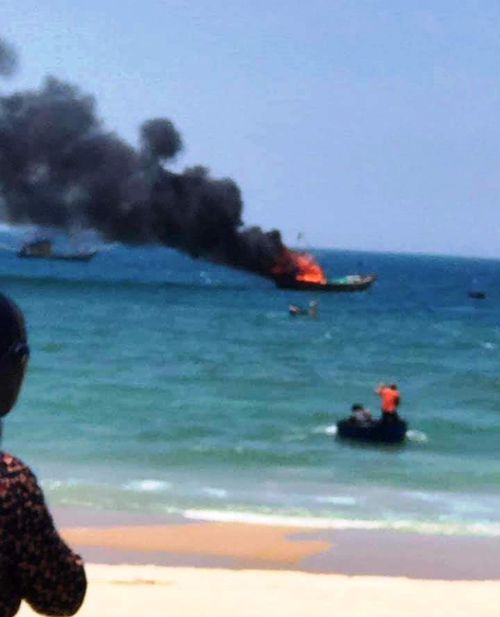 Quảng Nam: Tàu cá bốc cháy dữ dội khi neo đậu ảnh 1