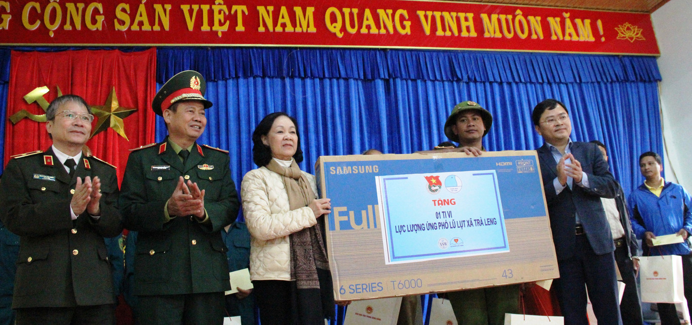  Đoàn công tác Trung ương thăm hỏi, tặng quà bà con xã Trà Leng ảnh 1