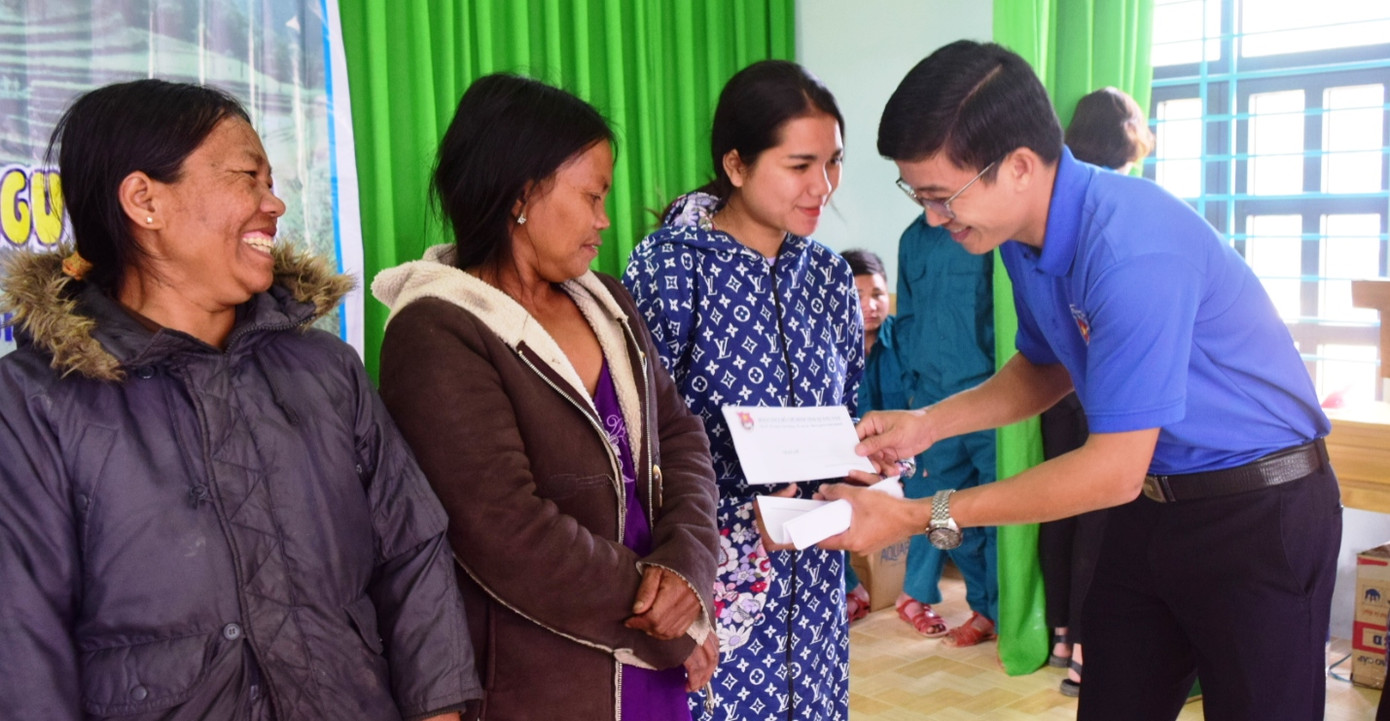 Mang Tết về nhà, tặng vé máy bay ô tô khứ hồi cho người lao động khó khăn ảnh 25 Mang Tết về nhà, tặng vé máy bay ô tô khứ hồi cho người lao động khó khăn ảnh 25