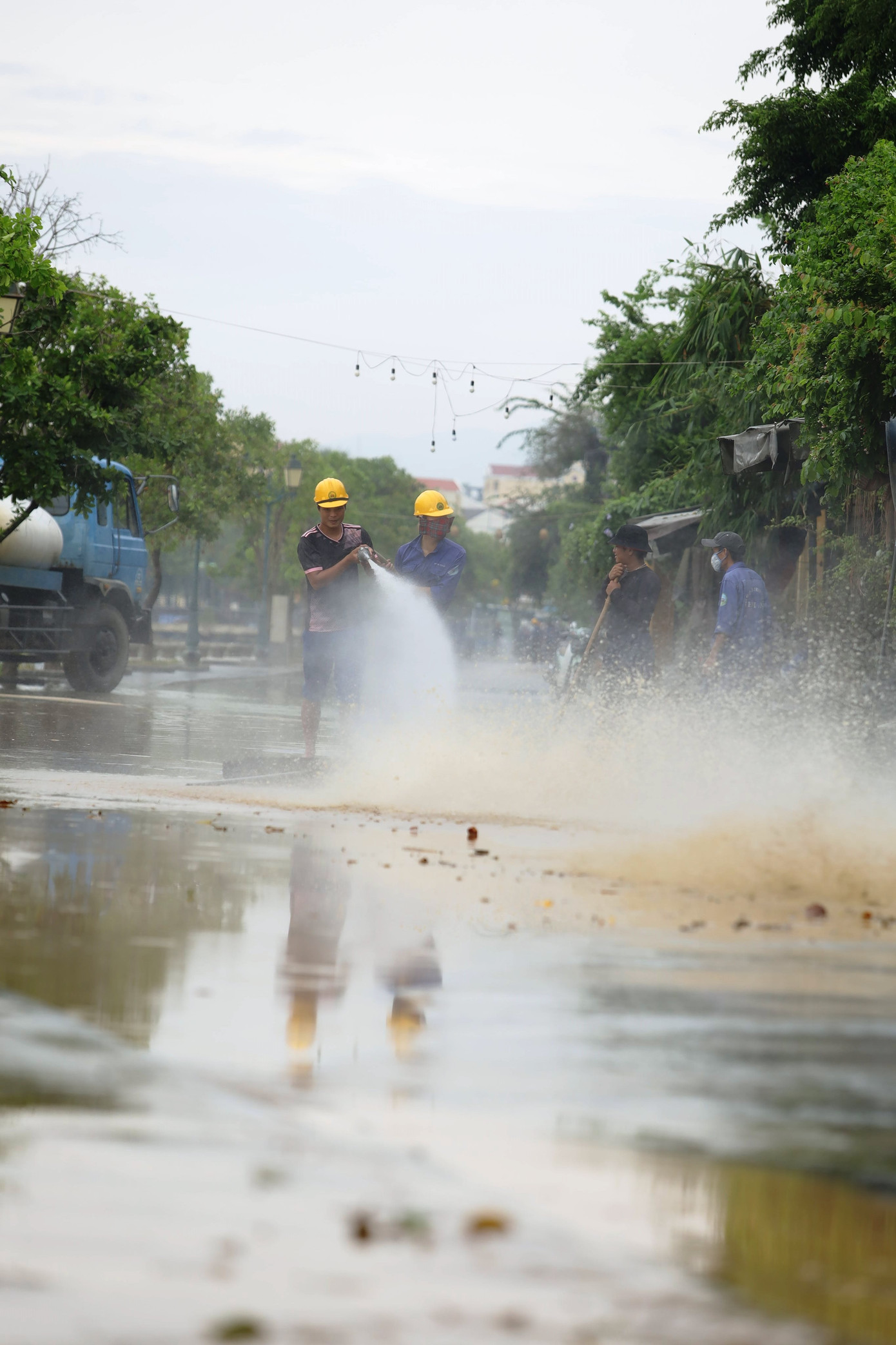 Trăm người căng sức dọn bùn ở phố cổ Hội An sau mưa lũ ảnh 3