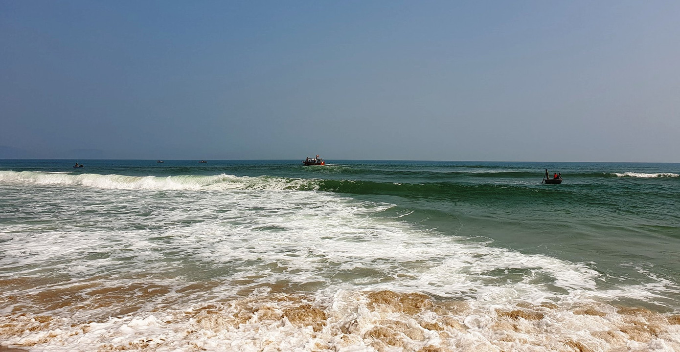 Chàng trai 20 tuổi quên mình lao ra biển cứu sống 3 học sinh đuối nước ảnh 1