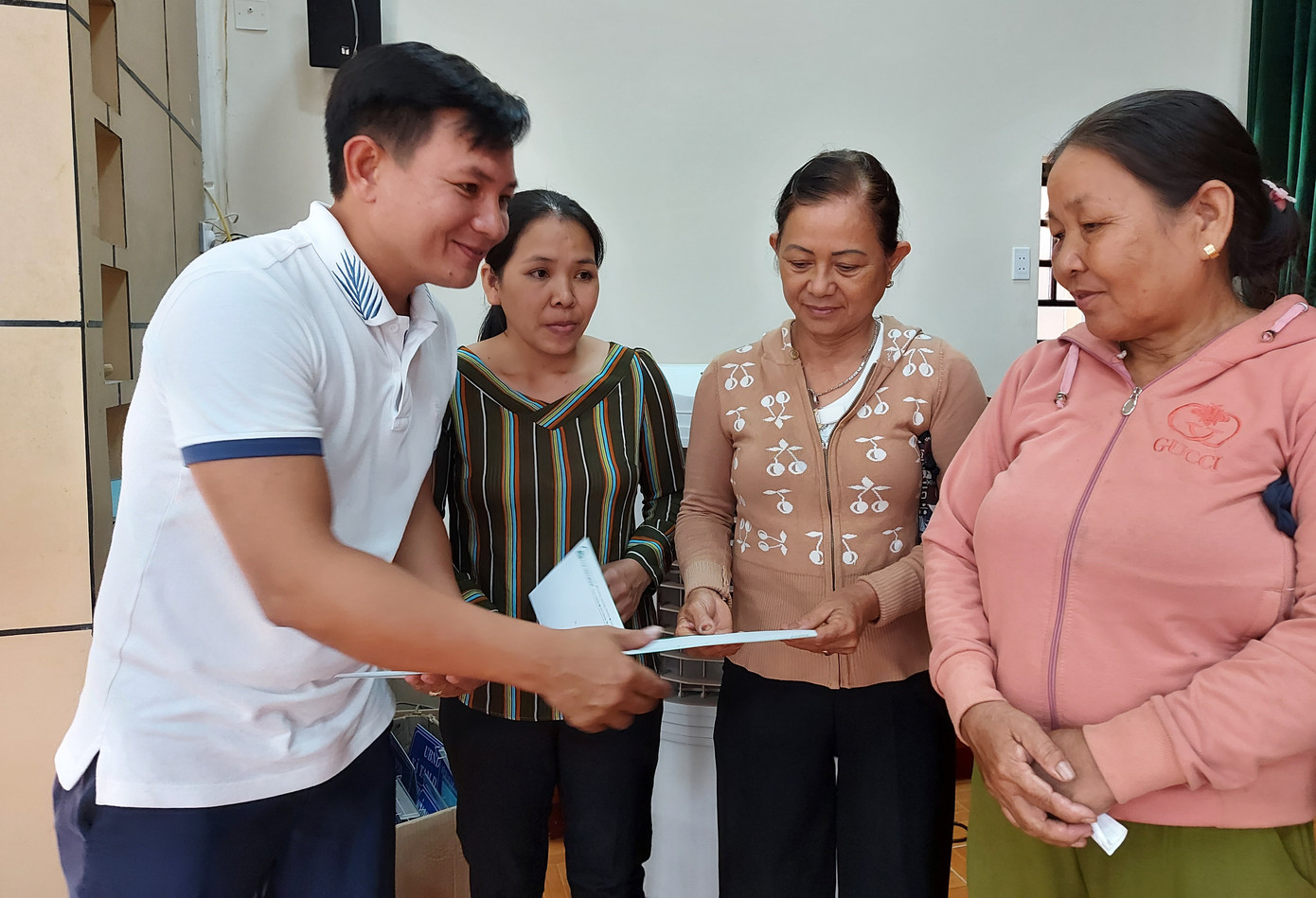 Ban tổ chức cuộc thi Hoa hậu Việt Nam trao quà cho người dân thiệt hại do bão số 9 ảnh 12