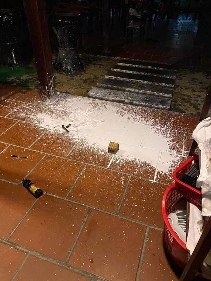 Nhà hàng ở Hội An liên tục bị 'khủng bố' bằng xăng, mắm tôm ảnh 2