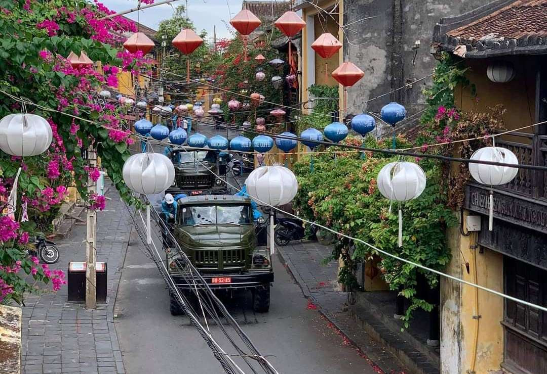Quân đội phun hóa chất khử trùng ở TP Hội An ảnh 1