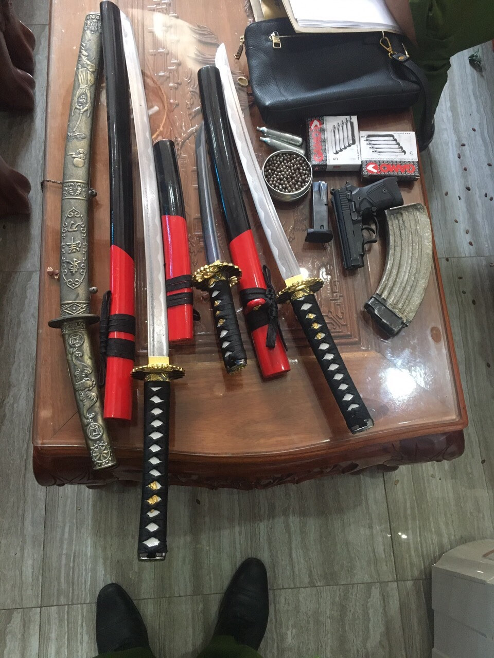 Bắt đối tượng đánh bạc, tàng trữ nhiều hàng nóng ảnh 2