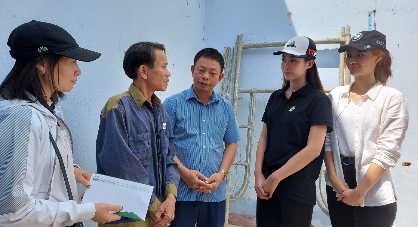 Ban tổ chức cuộc thi Hoa hậu Việt Nam trao quà cho người dân thiệt hại do bão số 9 ảnh 1