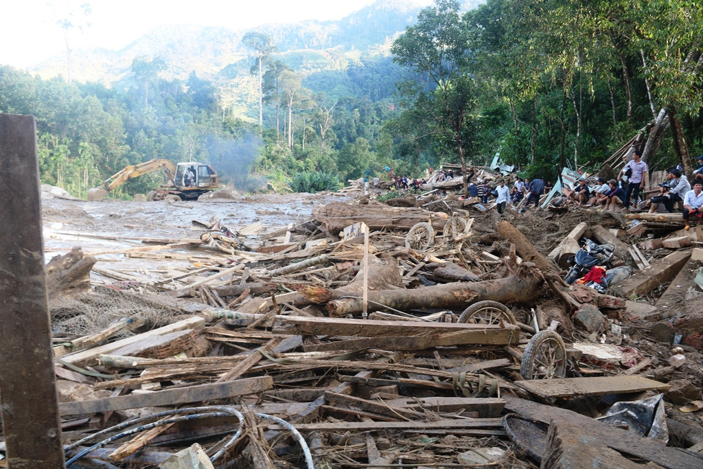 Dùng flycam tìm kiếm người mất tích trong vụ lở núi tại Trà Leng ảnh 1