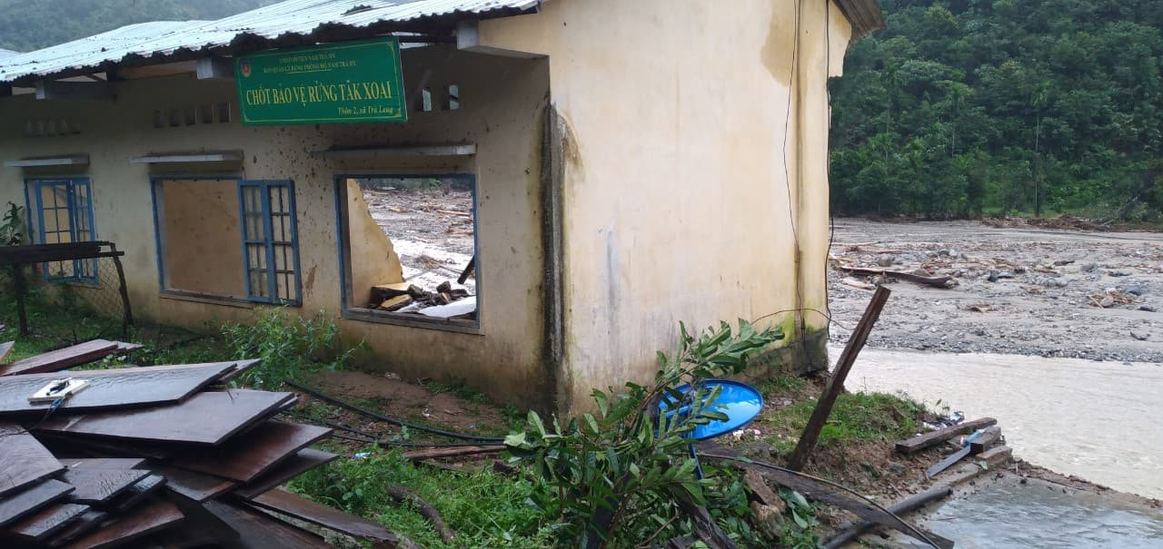 Quảng Nam: Lũ khẩn cấp trên các sông, điểm danh 93 điểm 'tử thần' ảnh 1